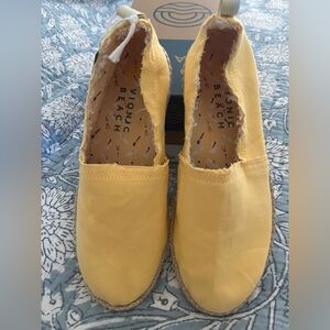 NWT Vionic Laguna Beach shoes; size 7.5